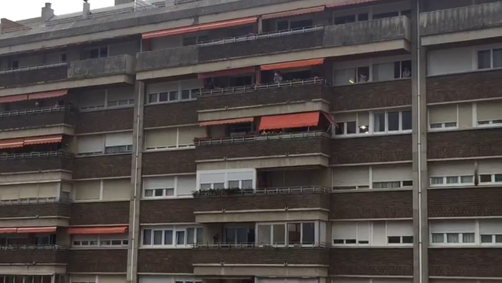 Concierto en vivo sin salir de casa: el trompetista que ameniza en Pamplona tocando desde el balcón Concierto en vivo sin salir de casa: el trompetista que ameniza en Pamplona tocando desde el balcón