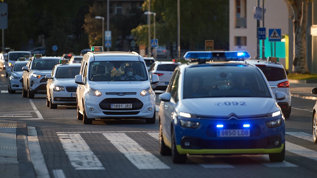 Los taxistas de Pamplona se congregan frente al Hospital de Navarra para agredecer a los sanitarios su lavor durante la crisis del coronavirus. MIGUEL OSÉS