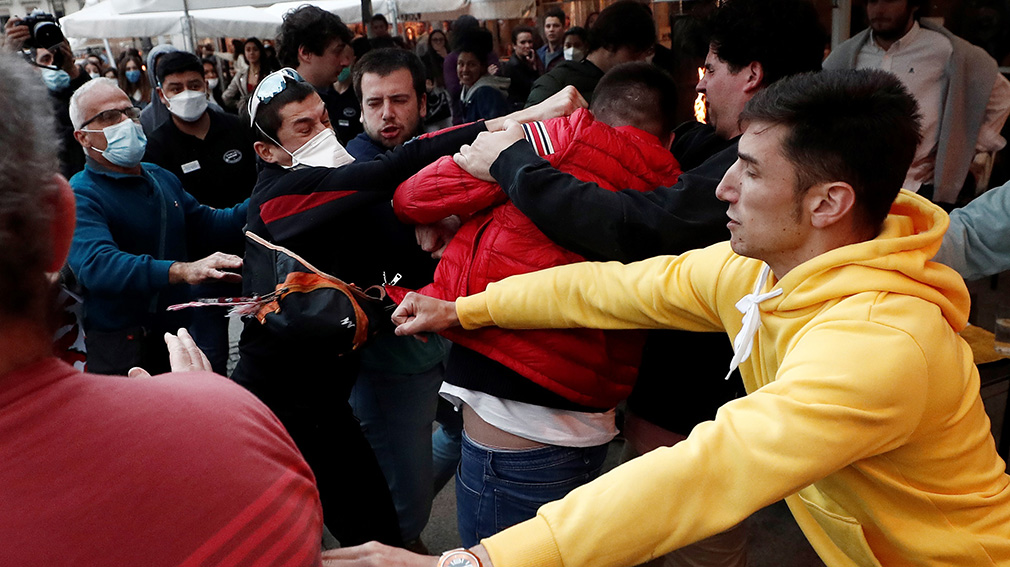 Graves incidentes en la Plaza del Castillo de Pamplona provocados por la izquierda abertzale que protesta por la huelga de hambre del asesino de Tomás Caballero con agresiones a ciudadanos de Pamplona. EFE