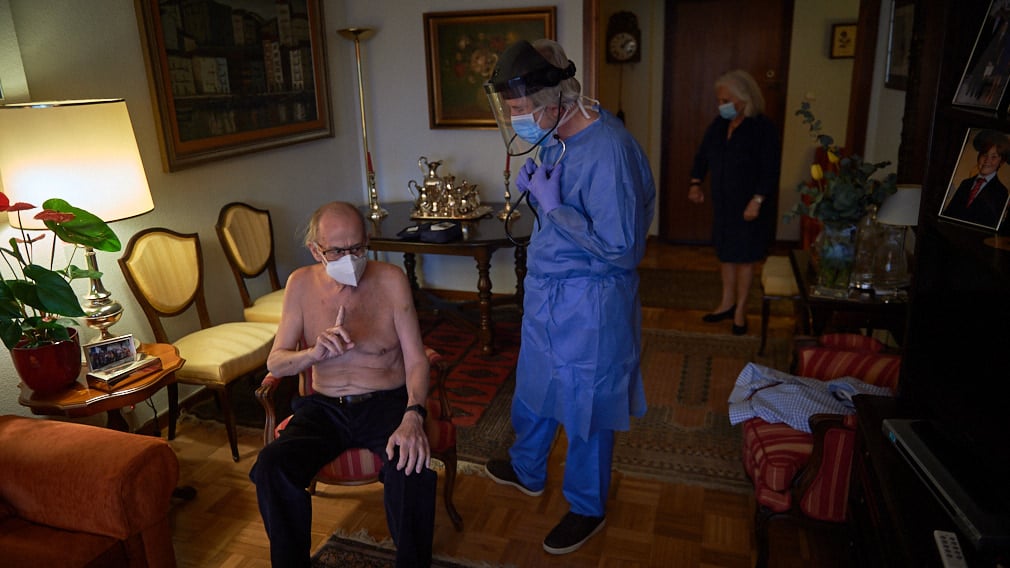 Así es el trabajo de los héroes navarros, médicos y enfermeras que atienden a domicilio a pacientes de coronavirus        