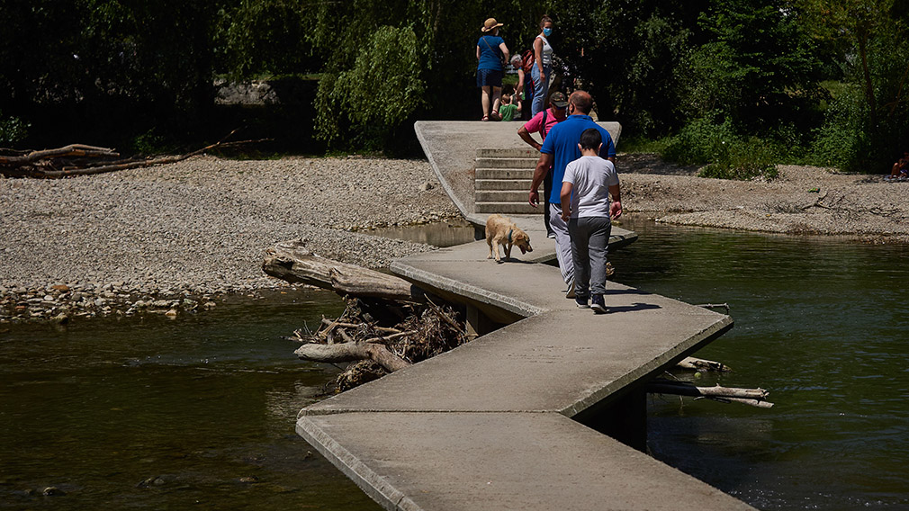 Varias personas pasean por un camino habilitado en el río Arga durante la Fase 2 de la desescalada en Pamplona, cuando se permite el baño en ríos y riachuelos, siempre y cuando se cumplan las medidas para preservar la salud y la seguridad, donde la distancia a guardar tanto en la orilla como en el agua debe ser de dos metros. En Pamplona, Navarra (España), a 29 de mayo de 2020.29 MAYO 2020;RIO ARGA;PAMPLONA;NAVARRA;FASE 2;DESESCALADA;COVID1929/5/2020