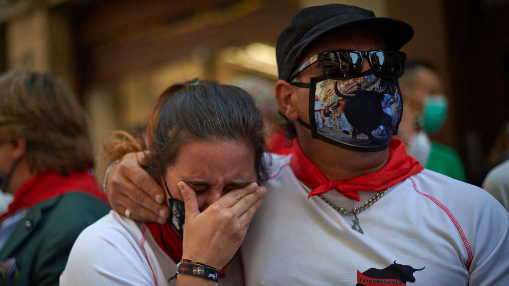 La emoción de pelear por la cultura de la tauromaquia en las calles del recorrido del encierro de San Fermín
        
