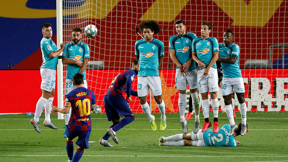 El delantero argentino del FC Barcelona Leo Messi lanza una falta ante la portería de Osasuna, durante el partido correspondiente a la jornada 37 de primera división disputado esta noche en el estadio del Camp Nou, en Barcelona. EFE/Alberto Estévez