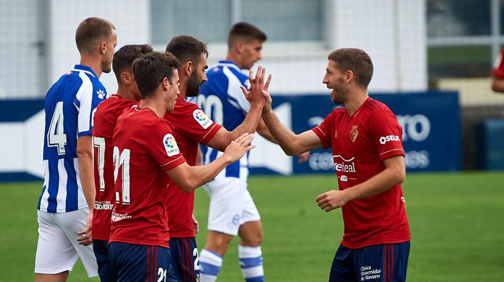 Los jugadores de Osasuna felicitan a Adrián López tras el tanto del delantero frente al Alavés. MIGUEL OSÉS