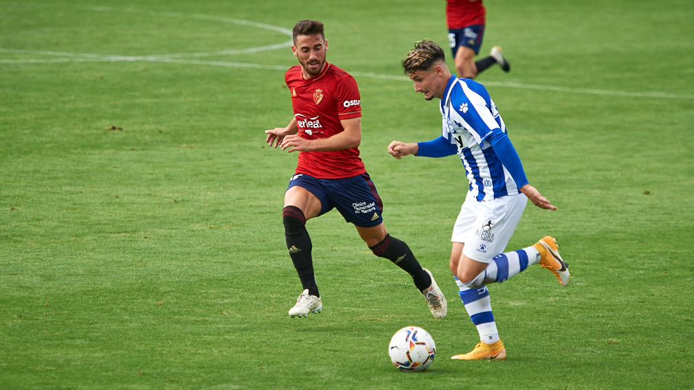 Kike Barja, en acción, en el partido disputado en Tajonar entre Osasuna y Alavés. MIGUEL OSÉS