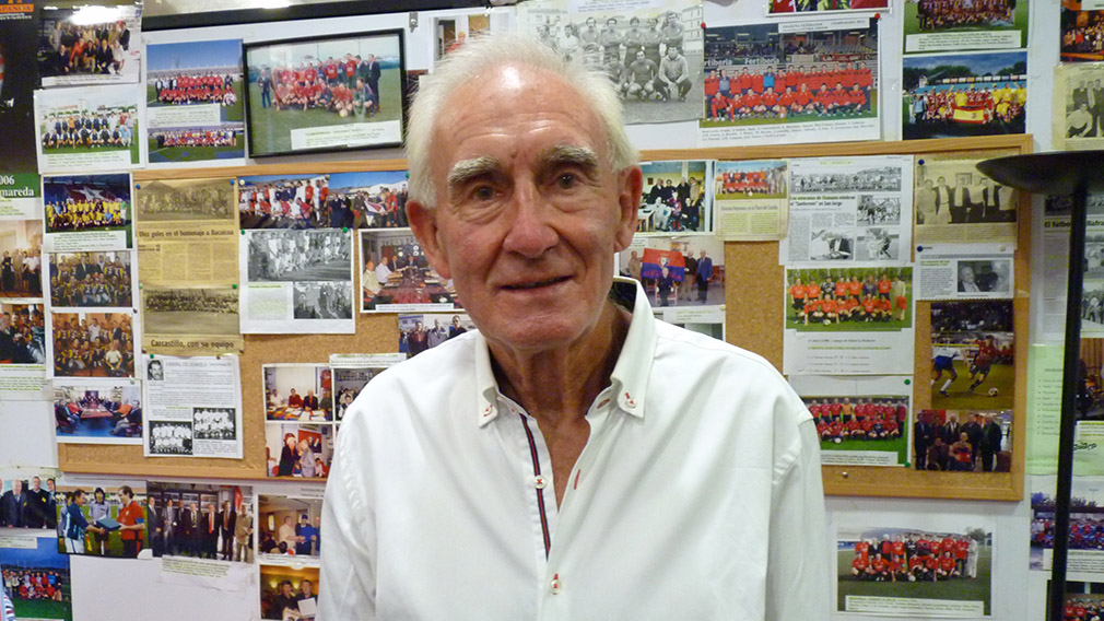 Pedro Mari Zabalza en la sede de Osasuna veteranos. Navarra.com
