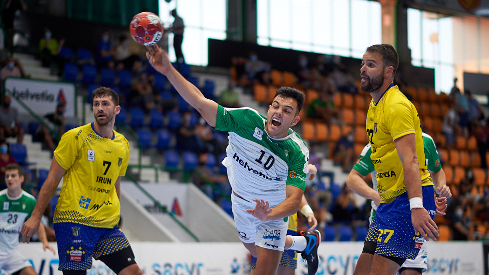 Partido entre el Anaitasuna y el Bidasoa Irún jugado en el Pabellón Anaitasuna de Pamplona. MIGUEL OSÉS