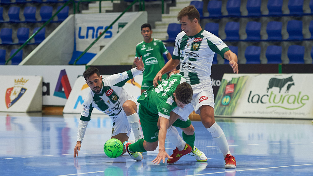 Partido entre el Xota y el Córdoba jugado en el pabellón Anaitasuna. MIGUEL OSÉS