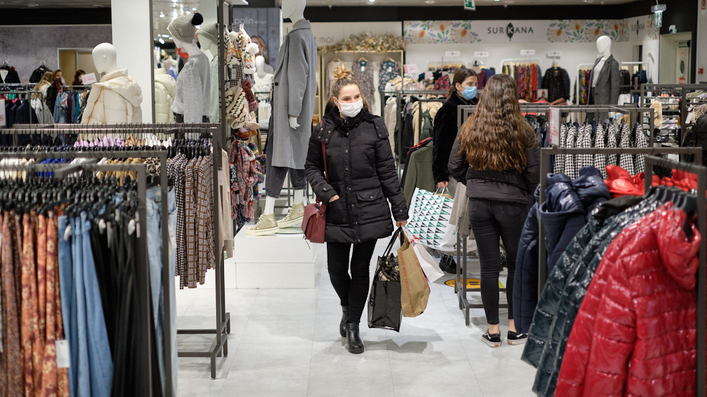Las rebajas comienzan en El Corte Ingles tras la llegada de los Reyes Magos. MIGUEL OSÉS