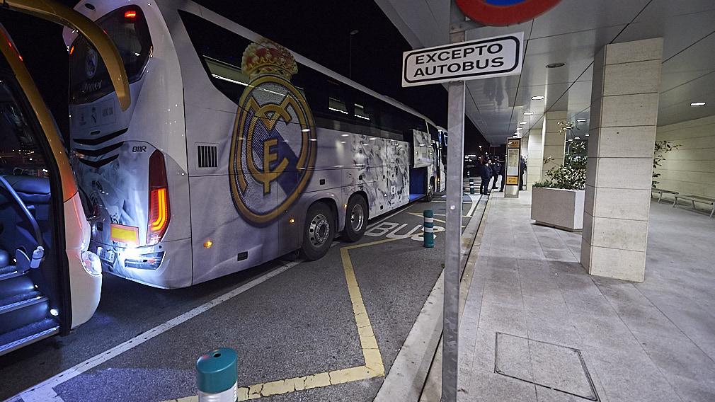 La llegada del Real Madrid a Pamplona después de cuatro horas de ...