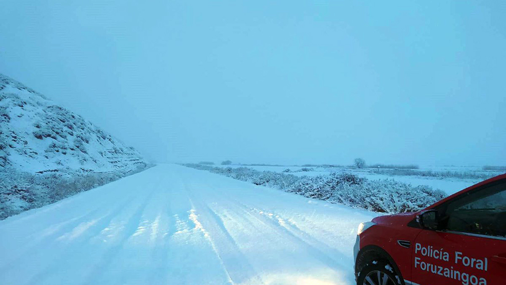 El estado de las carreteras, al momento: el temporal de nieve arranca sin grandes problemas en la red viaria navarra