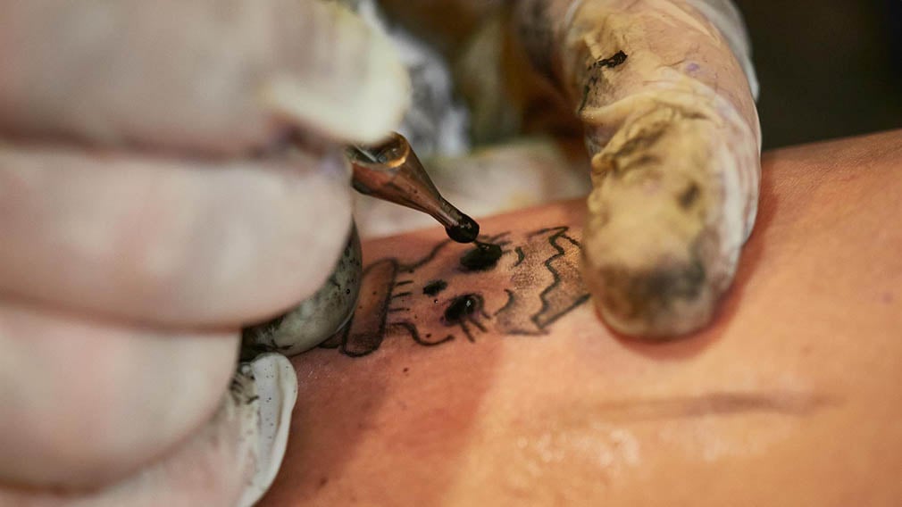 La nueva normativa que llega a Navarra y afecta a tatuadores, veterinarios, clínicas y funerarias