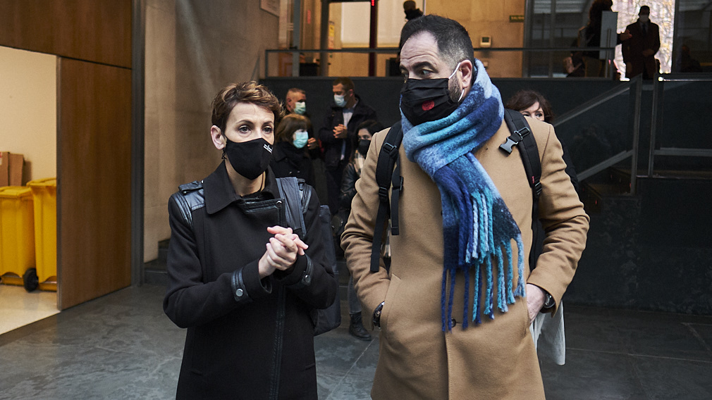 María Chivite junto a Ramón Alzórriz, en el Parlamento. PABLO LASAOSA