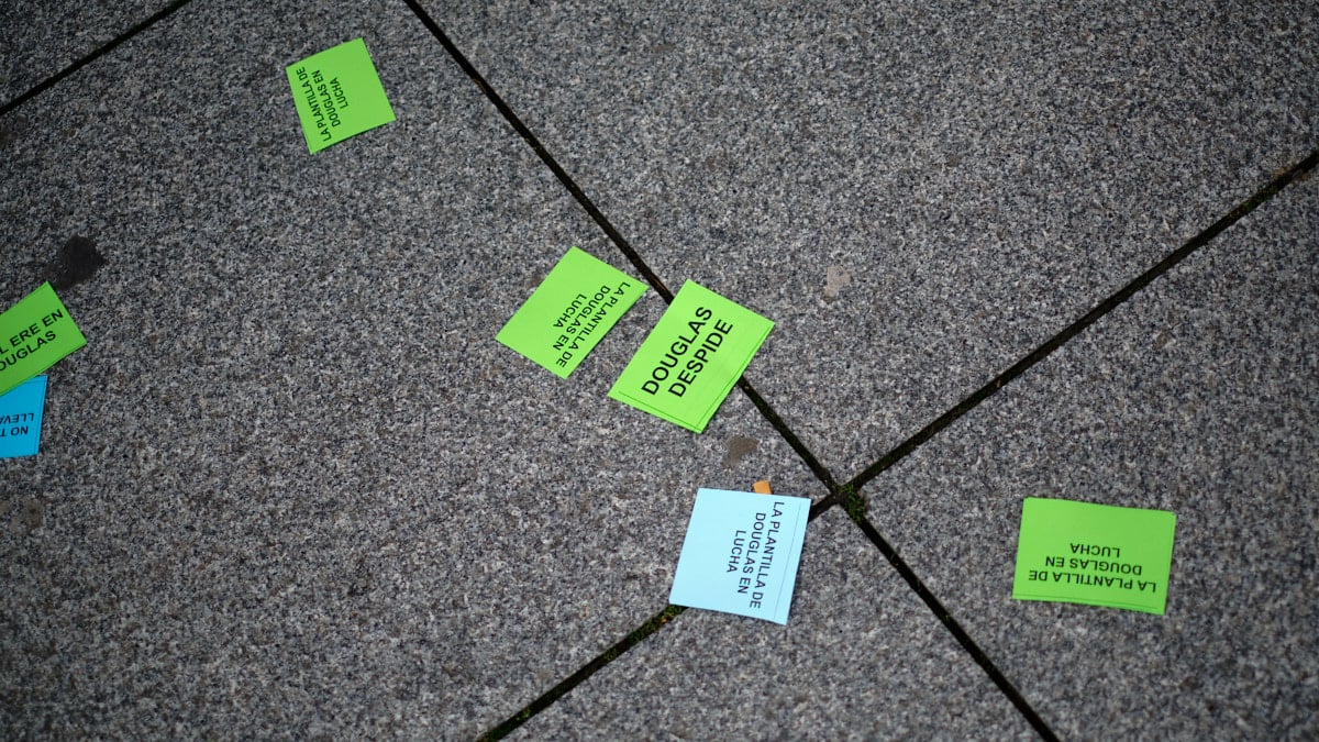 Concentración de trabajadores contra el ERE en Perfumerías Douglas. Frente a la tienda de Carlos III. MIGUEL OSÉS