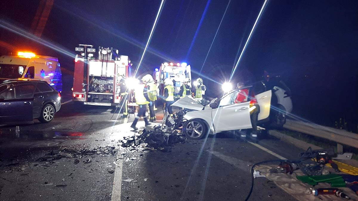 Muere una mujer tras una colisión frontal de dos vehículos en Milagro