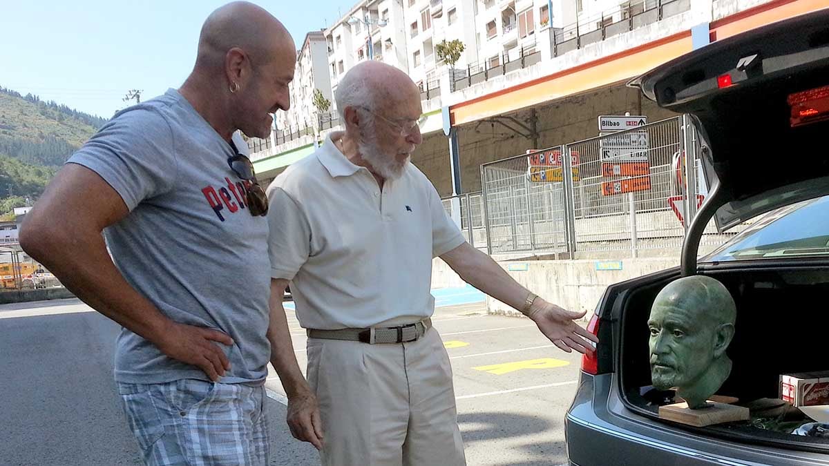 En el año 2012, el escultor Rafael Huerta le entregó al corredor Julen Madina la cabeza de la escultura del Monumento al Encierro que tuvo que retirar de la obra principal instalada en Pamplona en 2007.