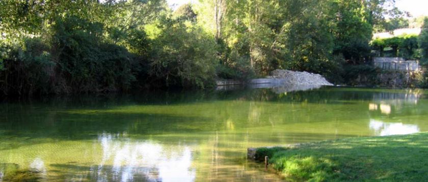 Piscinas naturales Navarra: Río Urederra en Zudaire.