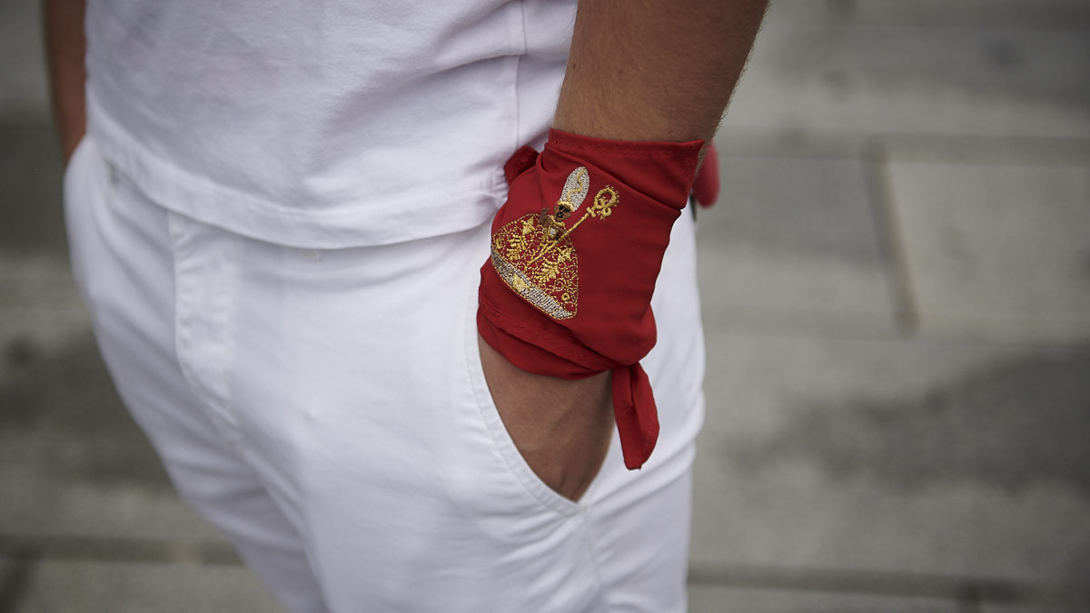 Una persona con el pañuelico en las no fiestas de San Fermín de 2021. PABLO LASAOSA