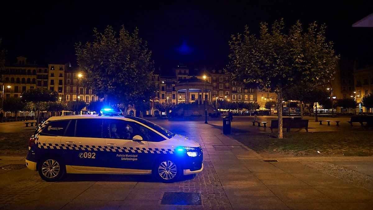Pegan y roban entre tres personas a un joven de madrugada en Pamplona: hay un detenido