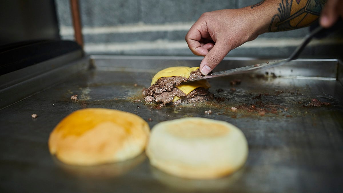 Caza el billete dorado: una hamburguesería esconde vales con menús gratis en la Plaza del Castillo