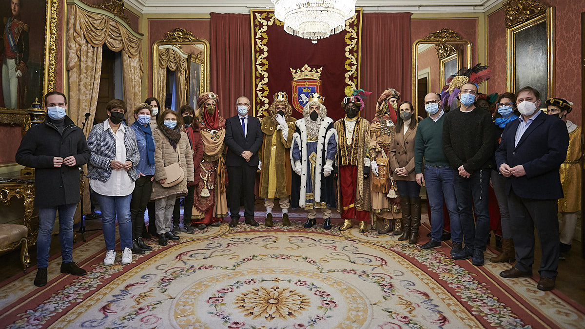 Los Reyes Magos realizan su visita institucional al Ayuntamiento de Pamplona. PABLO LASAOSA