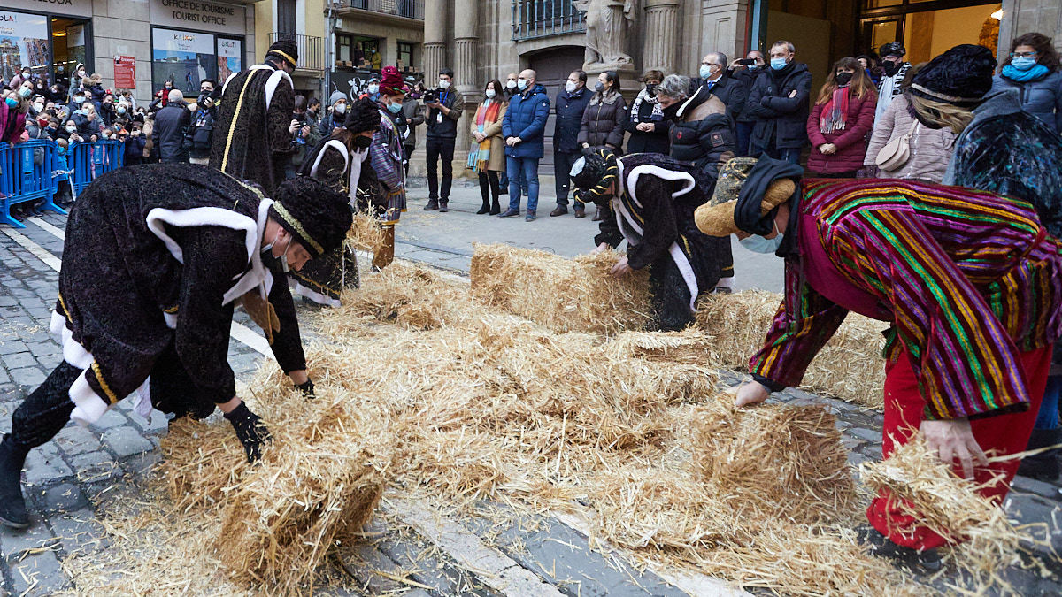 La llegada de los Reyes Magos a Pamplona por el puente de La Magdalena y el Portal de Francia hasta la Plaza del Ayuntamiento. IÑIGO ALZUGARAY