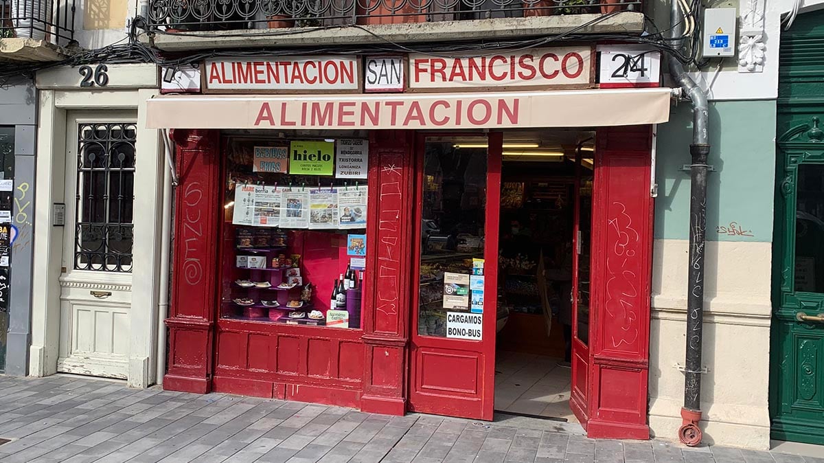 Escaparate de la tienda alimentación San Francisco en el casco viejo de Pamplona. Navarra.com