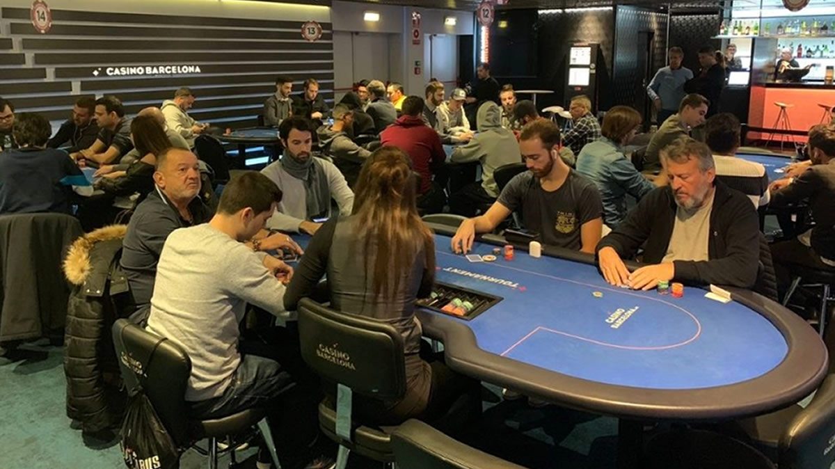 Grupo de personas jugando al poker en el Casino Barcelona. CEDIDA