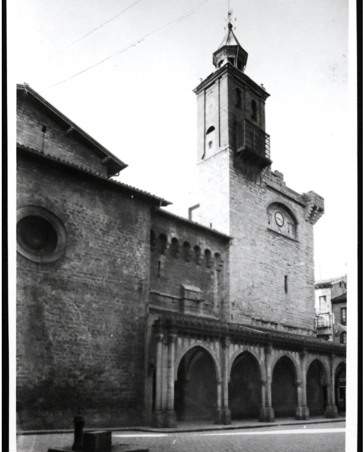 La iglesia de San Nicolás con una de las fuentes instaladas en sus inmediaciones en 1940. RAFAEL BOZANO GALLEGO. Fotografía cedida por el Archivo del Ayuntamiento de Pamplona.
