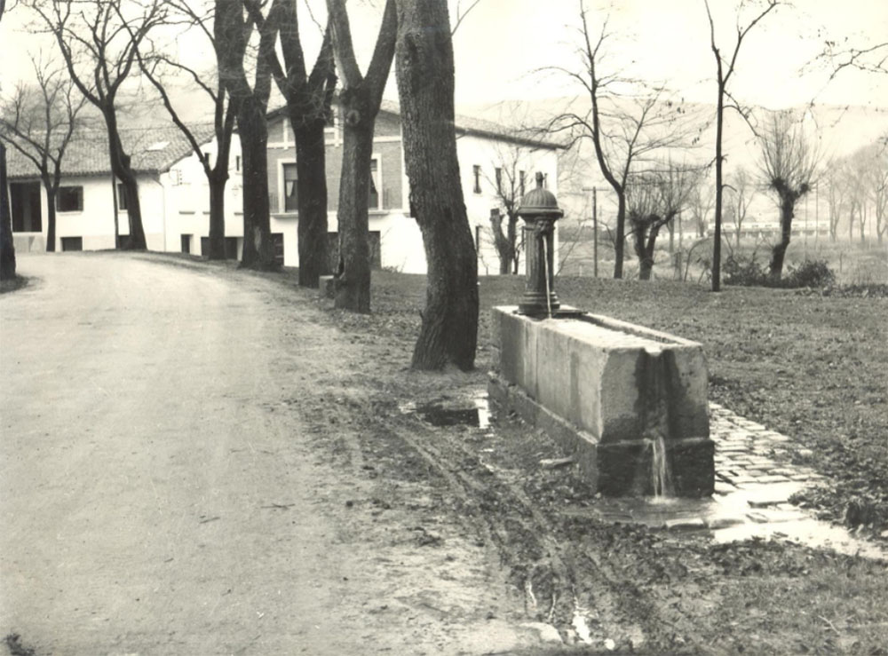 Fuente y abrevadero de Aranzadi 1955. JULIO CÍA. Fotografía cedida por el Archivo del Ayuntamiento de Pamplona.