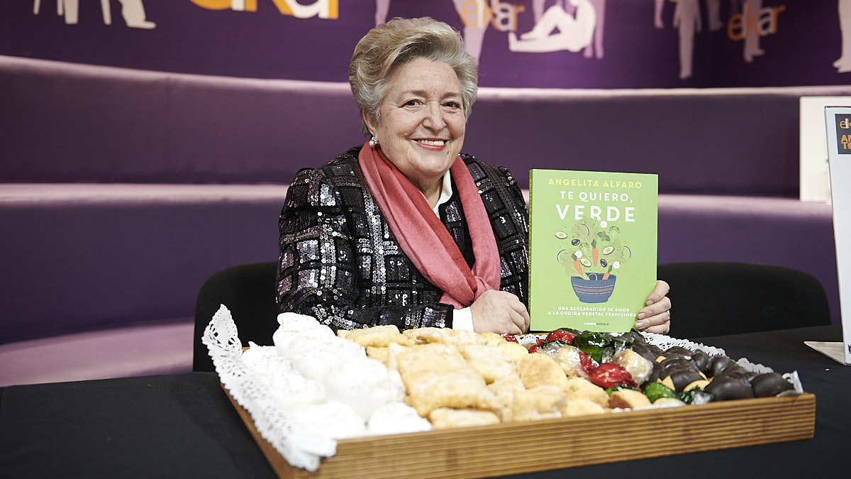 Angelita Alfaro presenta su nuevo libro 'Te quiero verde', una declaración de amor a la cocina vegetal tradicional. PABLO LASAOSA