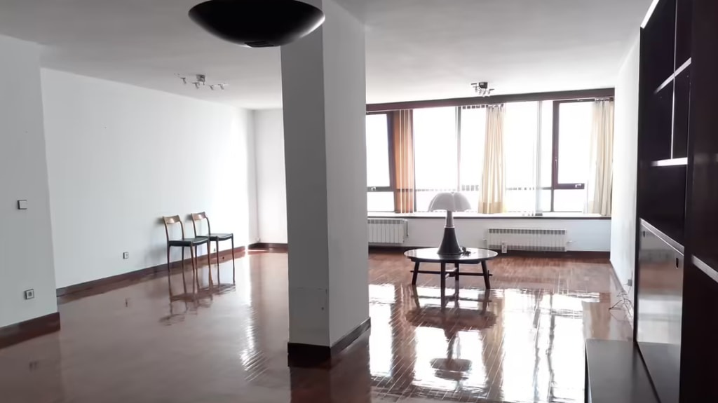 El amplio salón del piso de la Calle de Tudela en el Segundo Ensanche. Foto: Fotocasa.