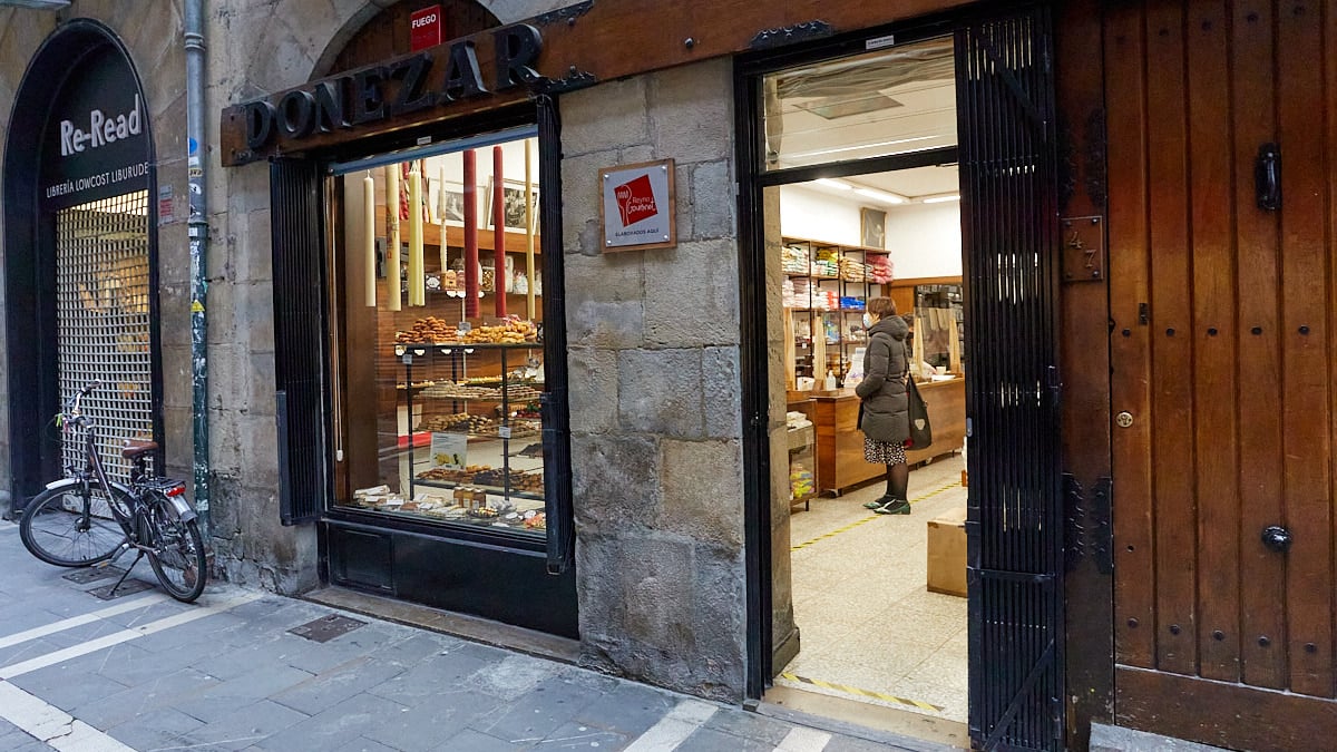 Confitería y Cereria Donezar situada en el número 47 de la calle Zapatería de Pamplona. IÑIGO ALZUGARAY
