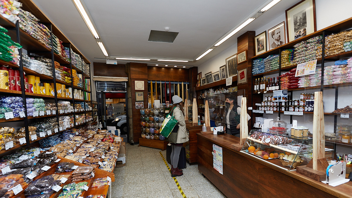 Confitería y Cereria Donezar situada en el número 47 de la calle Zapatería de Pamplona. IÑIGO ALZUGARAY