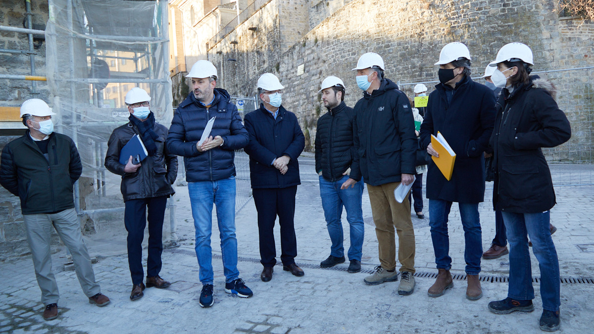 La Comisión y la Gerencia de Urbanismo del Ayuntamiento, con el alcalde Enrique Maya a la cabeza, visitan las obras del baluarte de Parma. IÑIGO ALZUGARAY