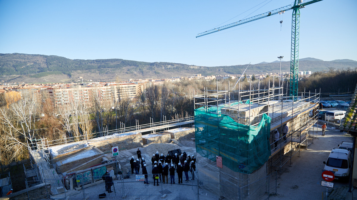 La Comisión y la Gerencia de Urbanismo del Ayuntamiento, con el alcalde Enrique Maya a la cabeza, visitan las obras del baluarte de Parma. IÑIGO ALZUGARAY