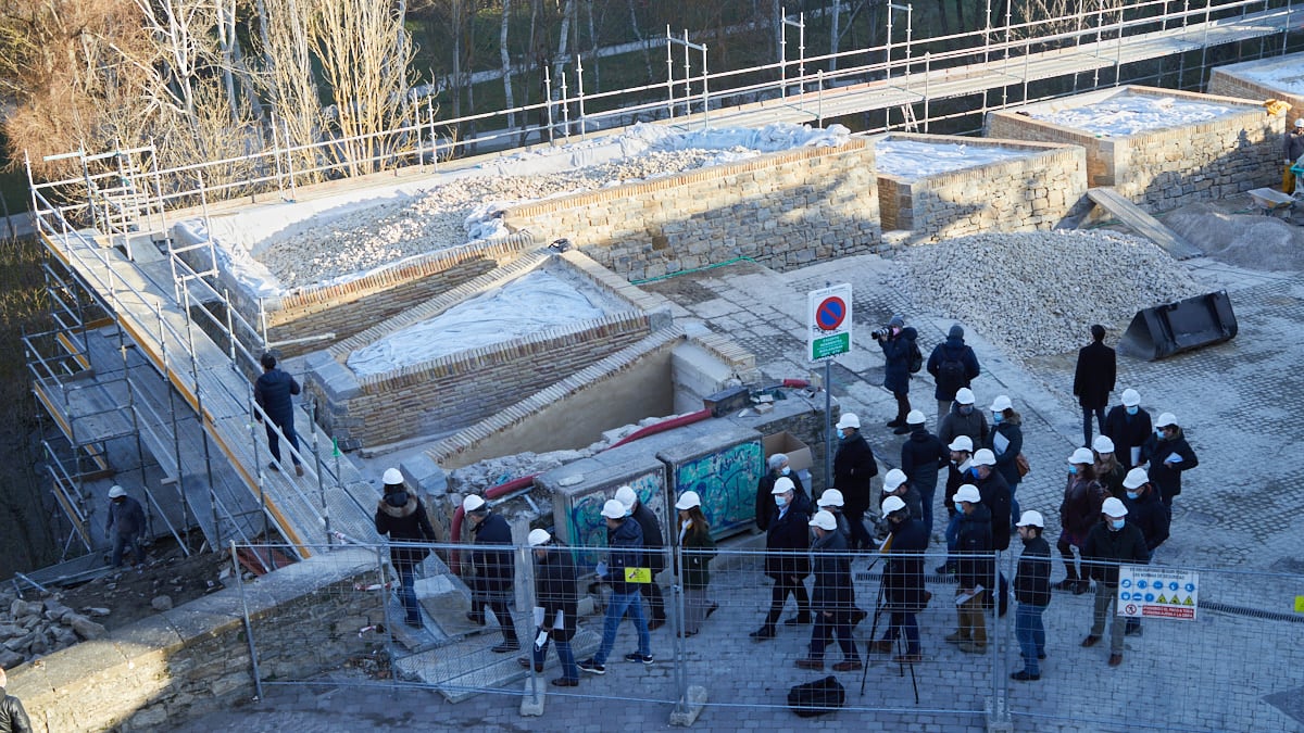 La Comisión y la Gerencia de Urbanismo del Ayuntamiento, con el alcalde Enrique Maya a la cabeza, visitan las obras del baluarte de Parma. IÑIGO ALZUGARAY