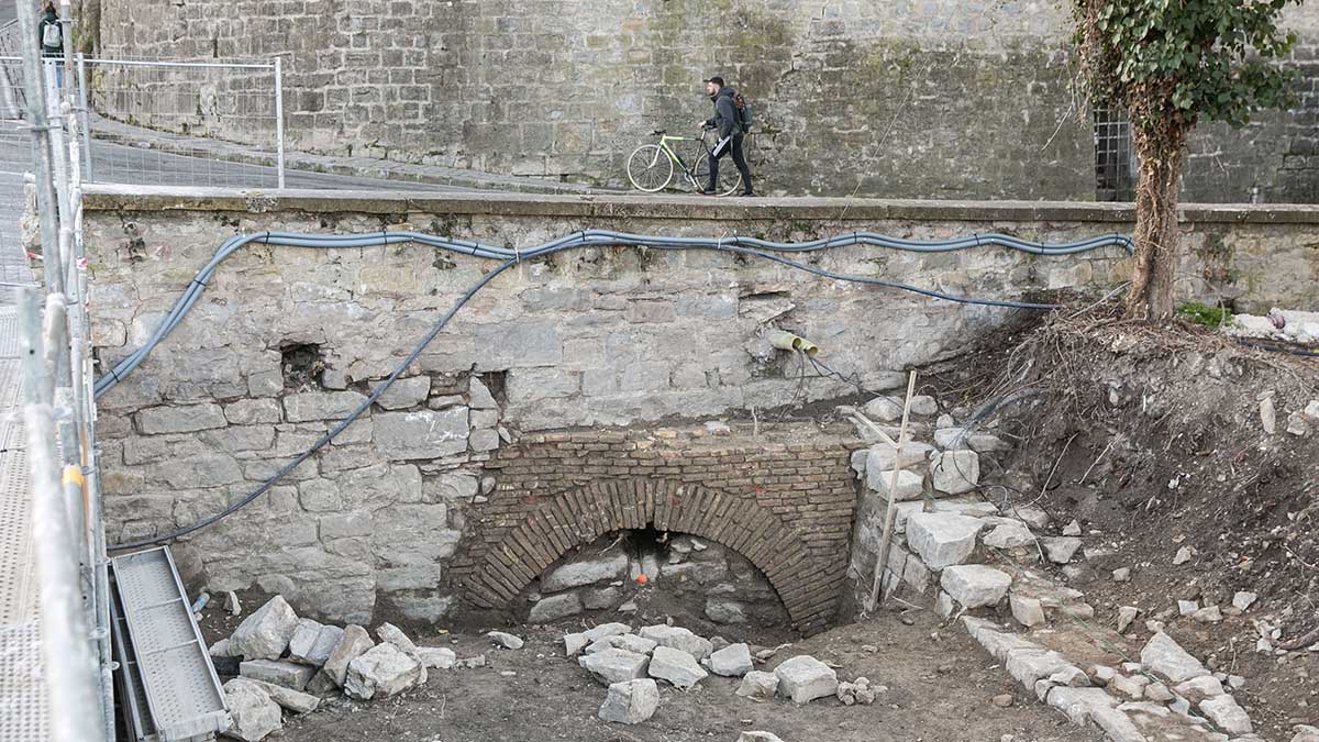 La Comisión y la Gerencia de Urbanismo del Ayuntamiento, con el alcalde Enrique Maya a la cabeza, visitan las obras del baluarte de Parma donde ha aparecido un puente durmiente.