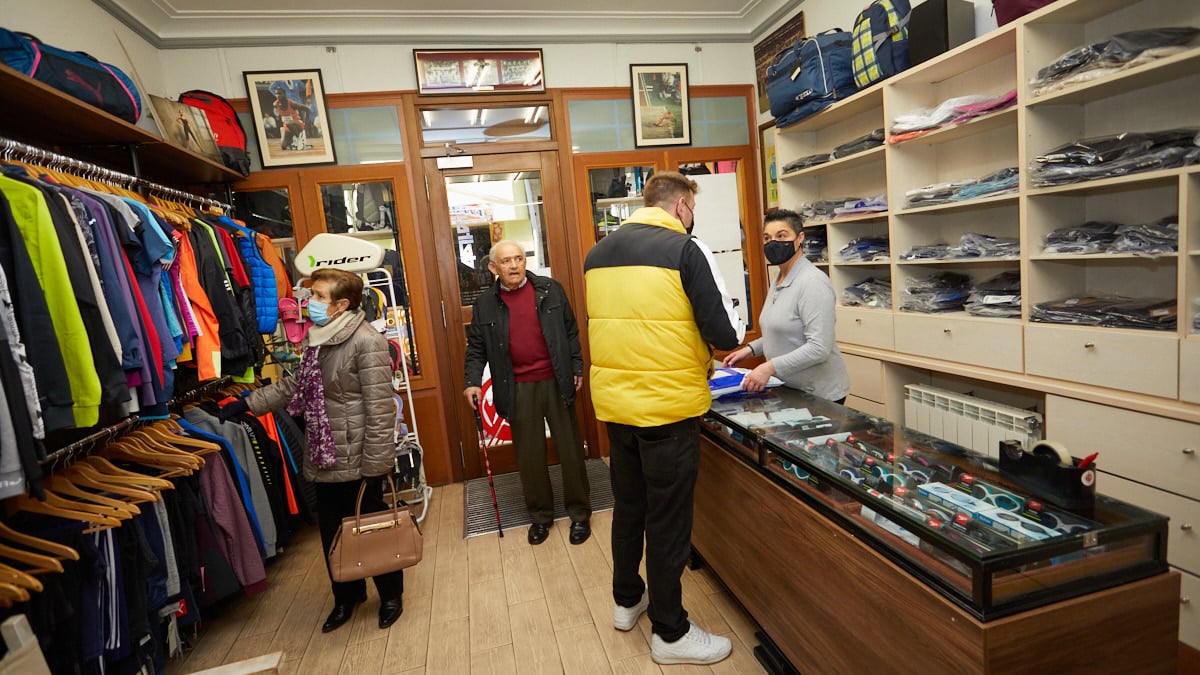 Tienda de Deportes Zariquiegui, situada en la calle Mayor 25 de Pamplona. IÑIGO ALZUGARAY