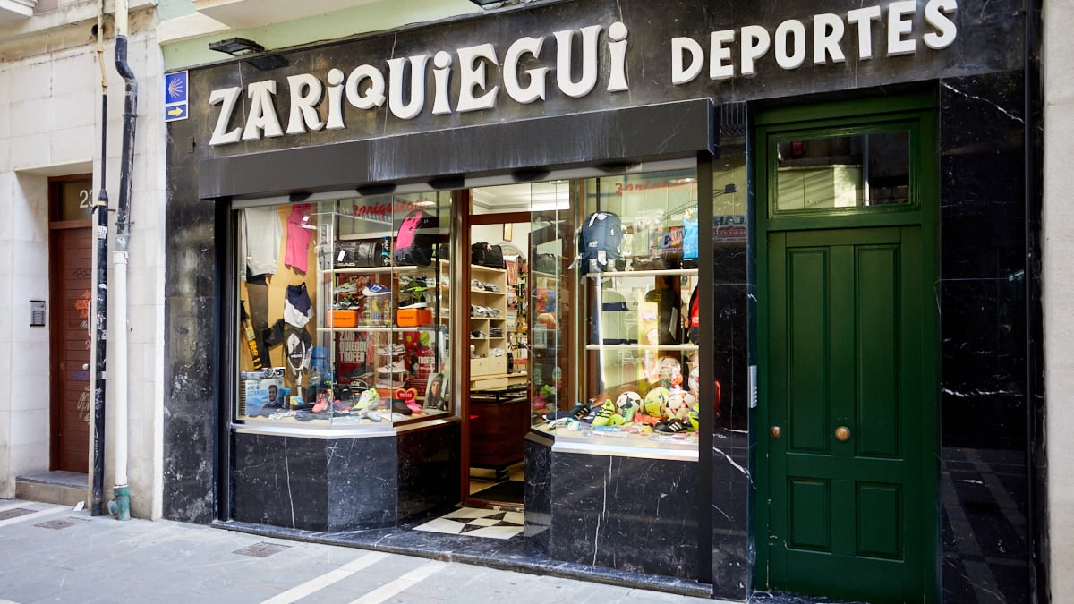 Tienda de Deportes Zariquiegui, situada en la calle Mayor 25 de Pamplona. IÑIGO ALZUGARAY