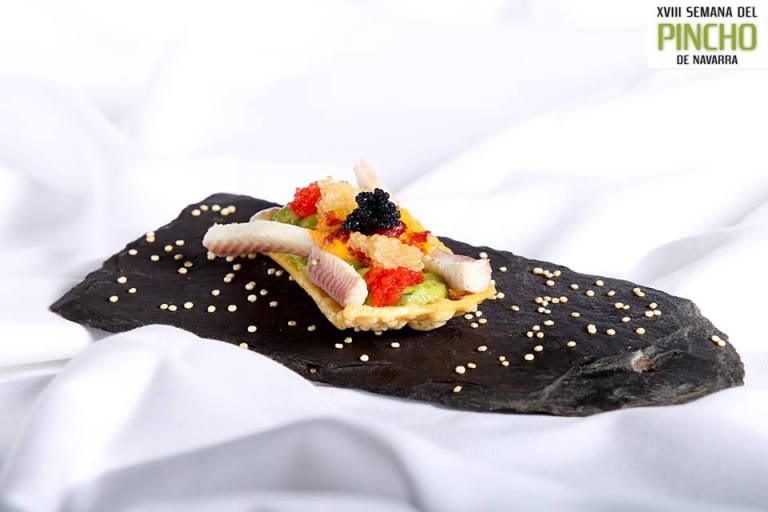 Irunanguilazarra: Premio Oro Semana del Pintxo de Navarra.(Crujiente de quinoa,  guacamole, salmorejo, anguila ahumada, perlas de alga roja, alga negra, jengibre, escamas de jamón y flor de mandarina)