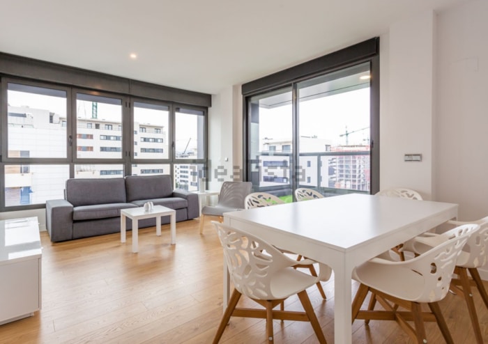 Amplio ático de tres habitaciones en Valle de Egüés