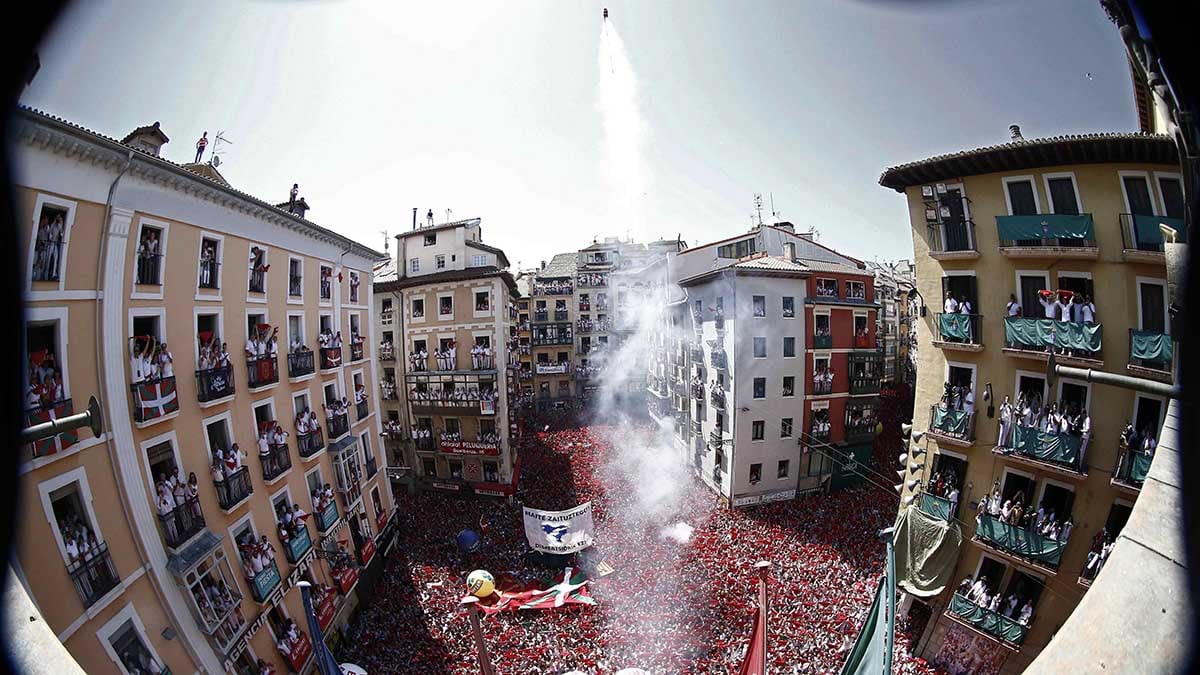 Lanzamiento del tradicional chupinazo con el que han dado comienzo las fiestas de San Fermín 2019 EFE/Jesús Diges