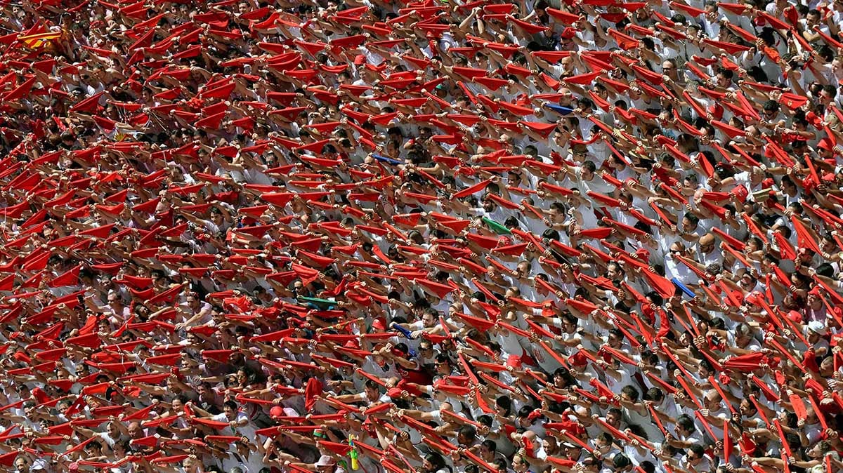 Cientos de personas bailan con sus pañuelos al aire tras el lanzamiento este mediodía en la Plaza del Ayuntamiento de Pamplona del tradicional Chupinazo con el que se ha dado inicio a las fiestas de los Sanfermines 2016. 
 REUTERS/Vincent West