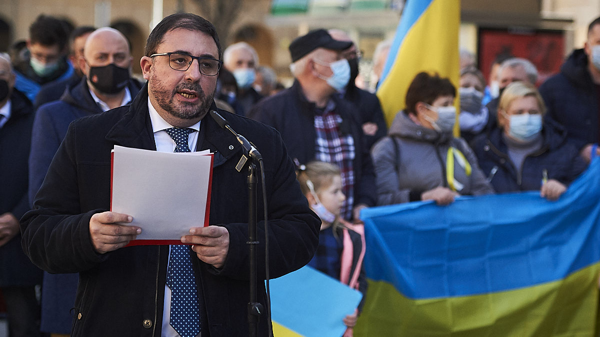 Concentración y lectura de una declaración institucional por parte del Gobierno de Navarra y el Parlamento por el cese de la invasión rusa de Ucrania. PABLO LASAOSA 