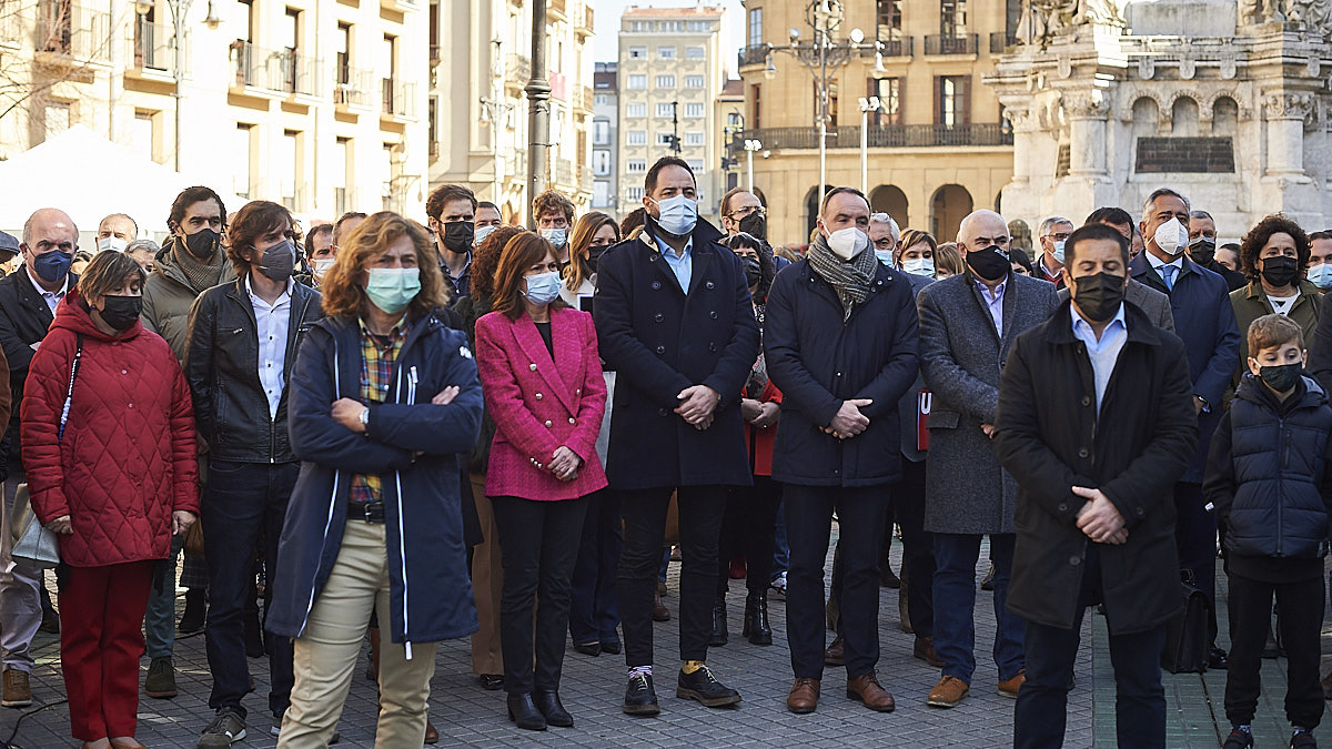 Concentración y lectura de una declaración institucional por parte del Gobierno de Navarra y el Parlamento por el cese de la invasión rusa de Ucrania. PABLO LASAOSA 