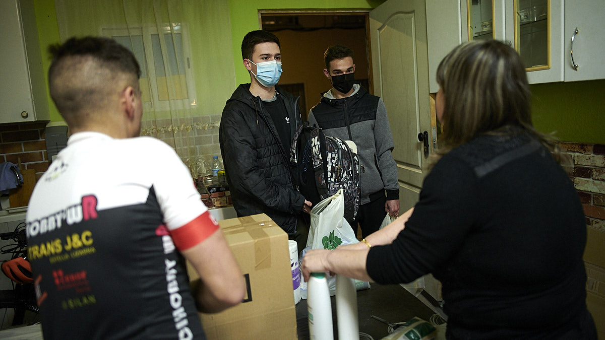 Varias personas reciben alimentos y medicinas en una bajera de Orcoyen para enviar a Ucrania. PABLO LASAOSA