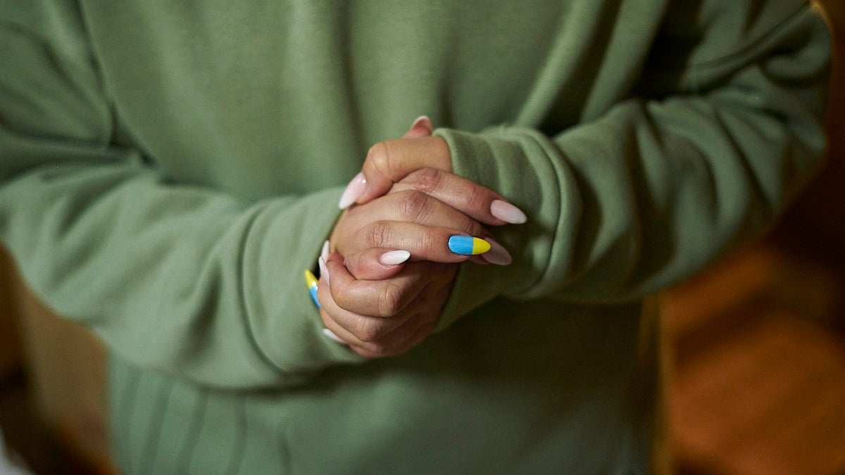Varias personas reciben alimentos y medicinas en una bajera de Orcoyen para enviar a Ucrania. PABLO LASAOSA