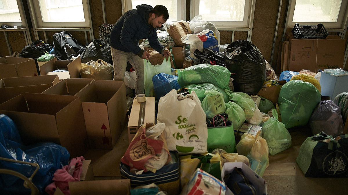Varios voluntarios ordenan en cajas las donaciones de la ciudadanía pamplonesa para enviarlas la frontera entre Polinía y Ucrania. PABLO LASAOSA