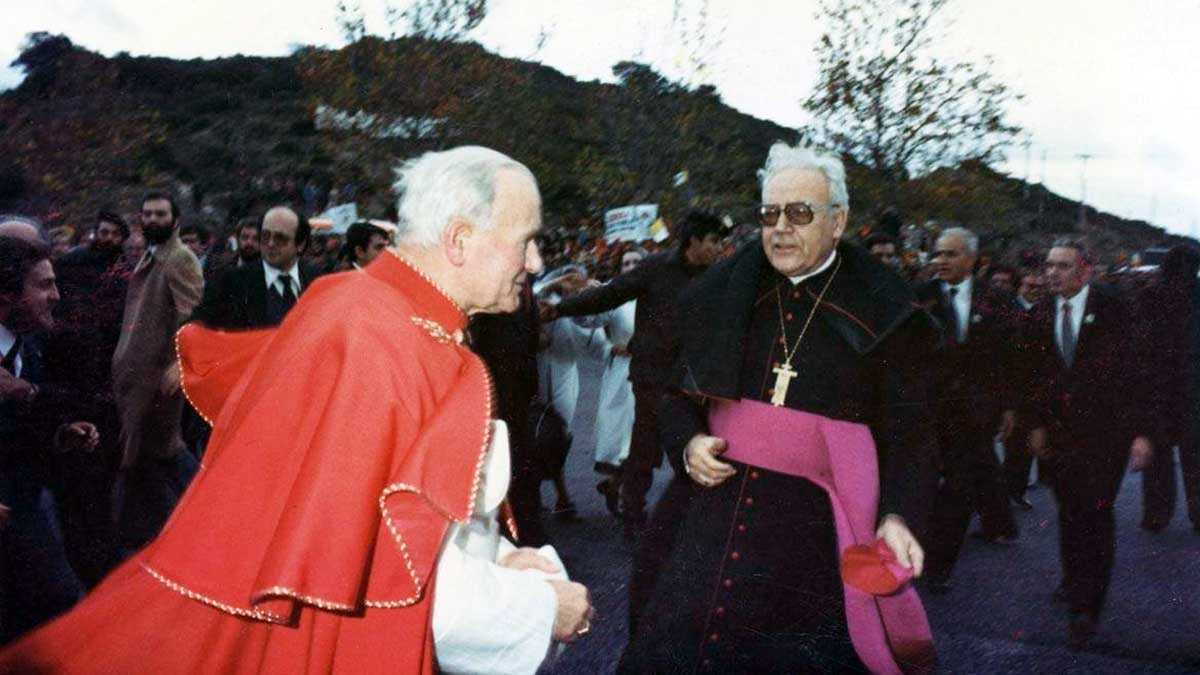 Juan Pablo II en Javier junto al arzobispo de Pamplona José María Cirarda. DFN.